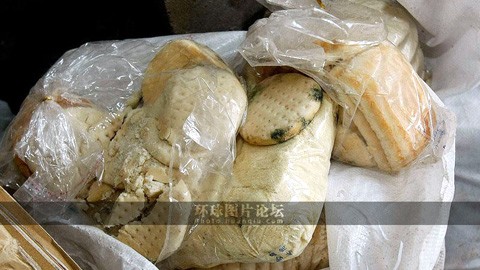 Bánh quy và bánh mỳ đã mốc đen được nghiền lại để làm nguyên liệu sản xuất bánh Trung thu.